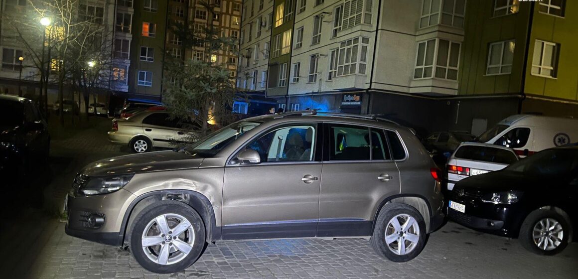 У Франківську нетверезий водій врізався у запаркований автомобіль (ФОТОФАКТ)