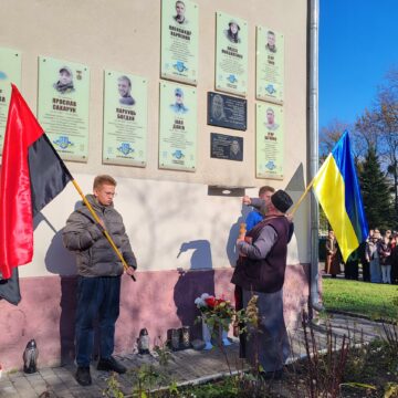 У Бурштині відкрили меморіальну дошку полеглому воїну Олександру Карпенку