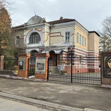 В Івано-Франківську відновили браму біля музею Степана Бандери, пошкоджену в ДТП