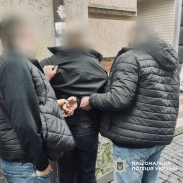 12 тисяч євро за незаконне переправлення через кордон: прикарпатські поліцейські затримали організатора протиправної схеми