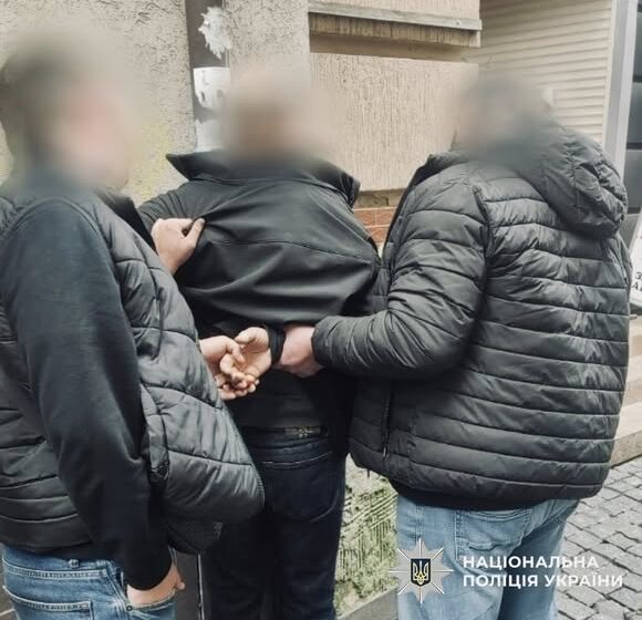 12 тисяч євро за незаконне переправлення через кордон: прикарпатські поліцейські затримали організатора протиправної схеми