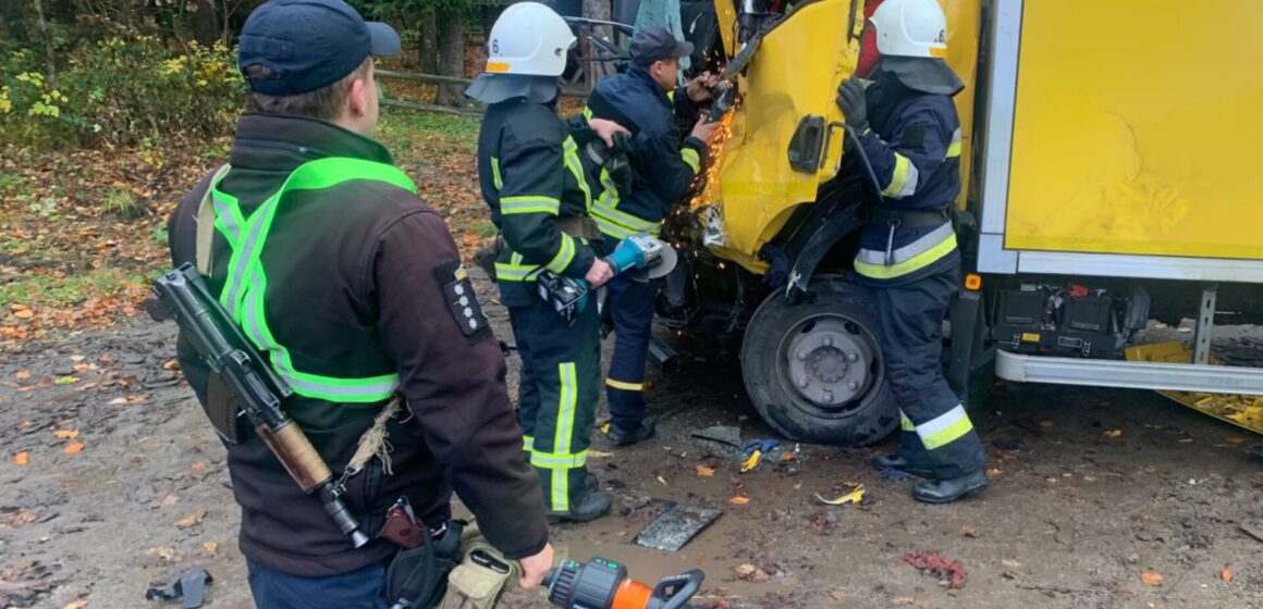 На Калущині зіткнулись дві вантажівки: один із водіїв госпіталізували (ФОТОФАКТ)