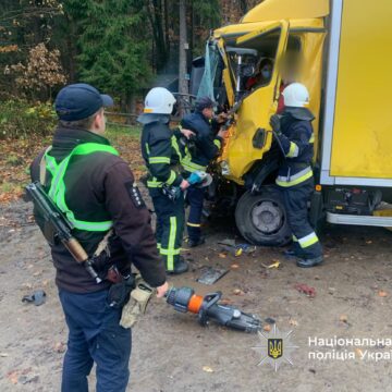 На Калущині зіткнулись дві вантажівки: один із водіїв госпіталізували (ФОТОФАКТ)