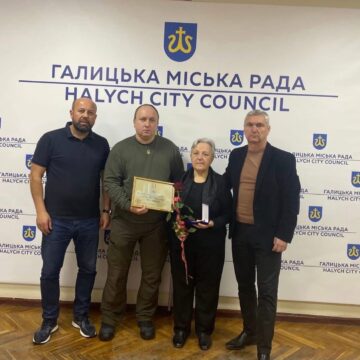 Матері полеглого воїна з Галицької громади Володимира Чабака передали посмертну нагороду сина “Хрест пошани”