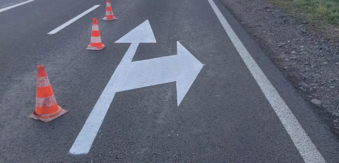 Ліквідація ямковості, розмітка, заміна знаків: над чим працюють дорожники Івано-Франківщини
