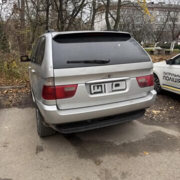 У Франківську водій BMW зіткнувся із Tesla та втік з місця аварії