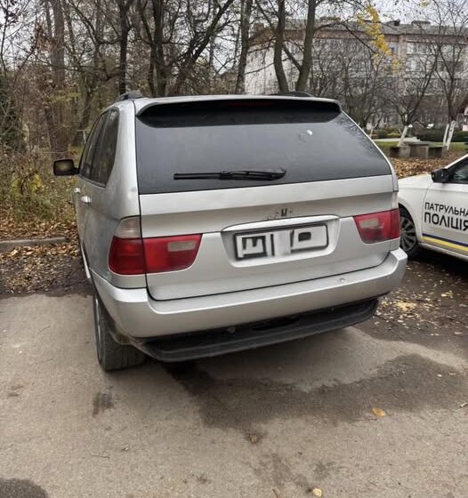 У Франківську водій BMW зіткнувся із Tesla та втік з місця аварії