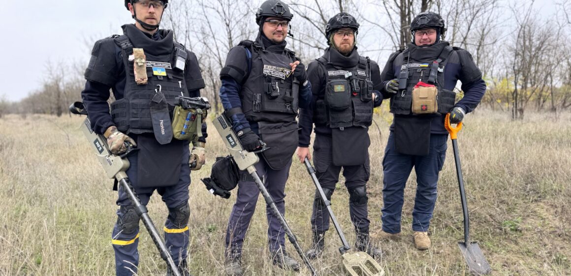 Піротехніки з Прикарпаття продовжують розміновувати Херсонщину