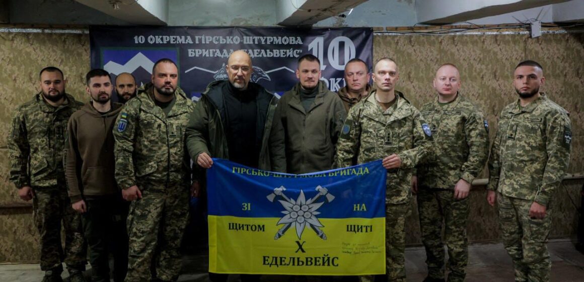 Міністр оборони України Денис Шмигаль зустрівся на Донеччині з командуванням 10 ОГШБр «Едельвейс» (ФОТО)