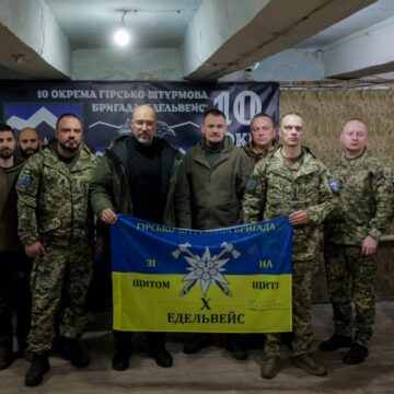 Міністр оборони України Денис Шмигаль зустрівся на Донеччині з командуванням 10 ОГШБр «Едельвейс» (ФОТО)