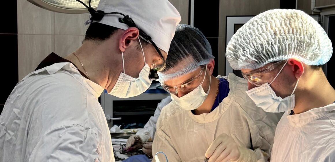 Хірурги ЦМКЛ здійснили ще одну нову операцію на сонних артеріях
