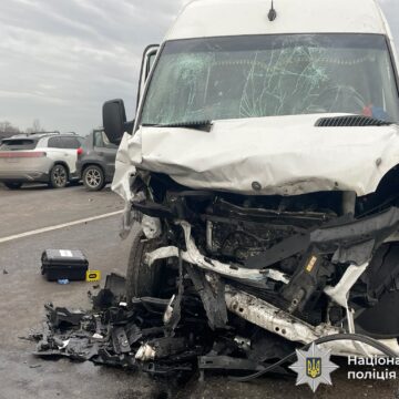 Внаслідок ДТП біля Галича одна людина загинула та вісім постраждали Внаслідок ДТП біля Галича одна людина загинула та вісім постраждали