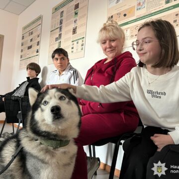 Поліцейські Прикарпаття впроваджують каністерапію для дітей з особливими освітніми потребами
