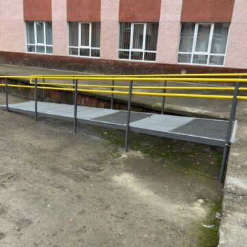 В Бурштині встановили новий пандус для людей з інвалідністю