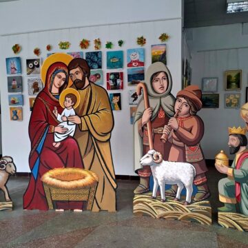 Народжується Різдвяне диво: у виставковій залі Калуша триває створення святкової композиції