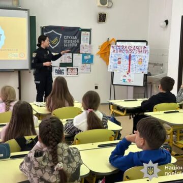 Прикарпатські поліцейські провели профілактичний урок з протидії булінгу у Богородчанському ліцеї