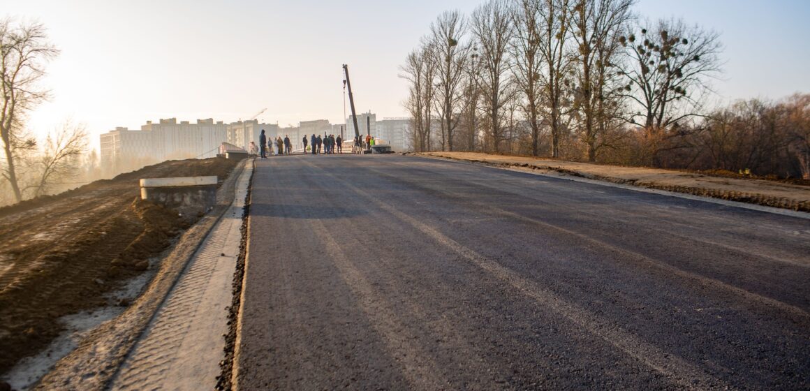 У Івано-Франківську новий міст на Пасічну почали вже асфальтувати
