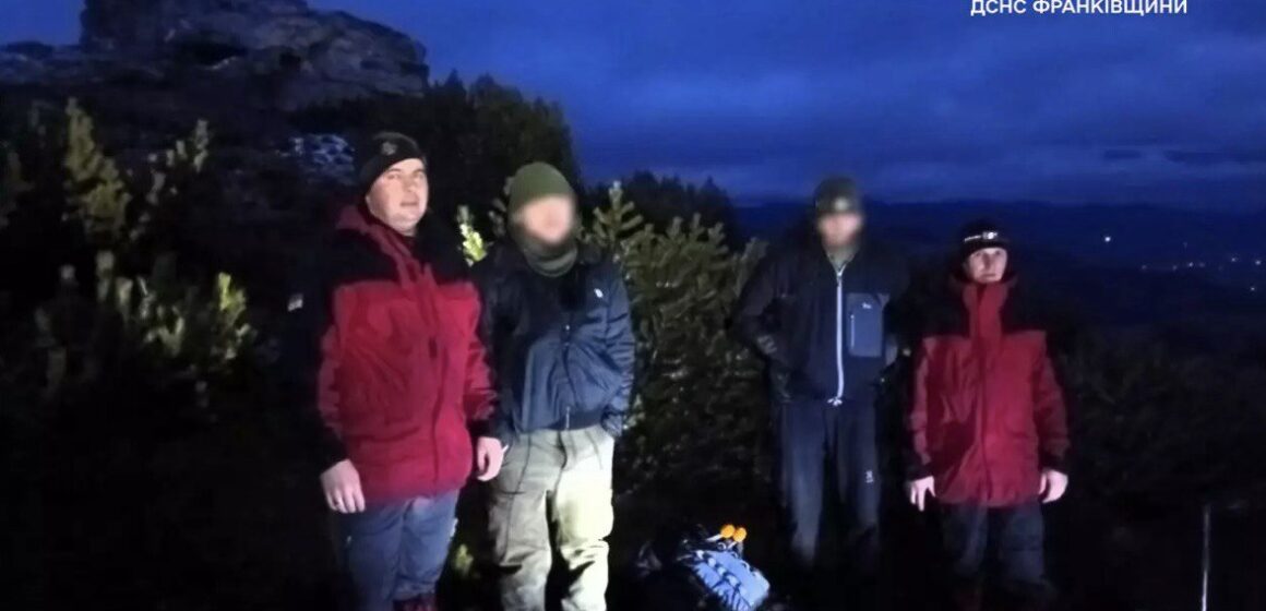 Через різке погіршення погодних умов у горах на Верховинщині заблукали двоє туристів