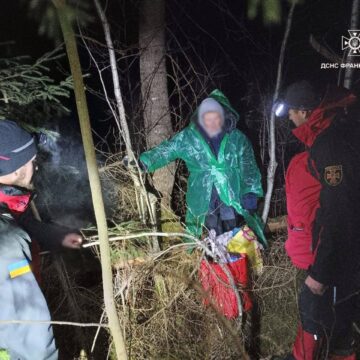 Рятувальники розшукали жінку, яка заблукала у лісовому масиві поблизу Ворохти