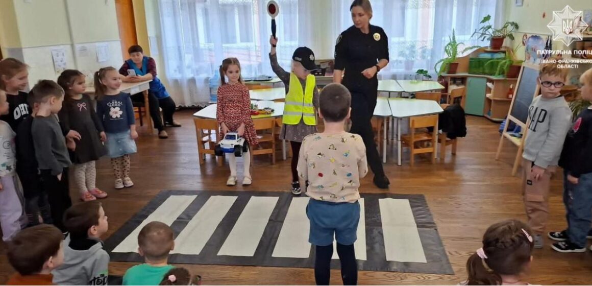 Поліцейські провели для малят інтерактивне заняття з безпеки на дорозі