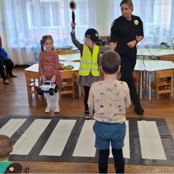 Поліцейські провели для малят інтерактивне заняття з безпеки на дорозі