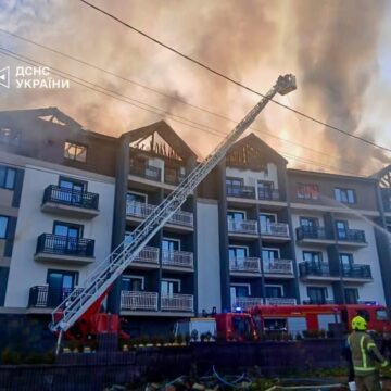 Вогнеборці ліквідували масштабну пожежу готелю в Поляниці (оновлено)