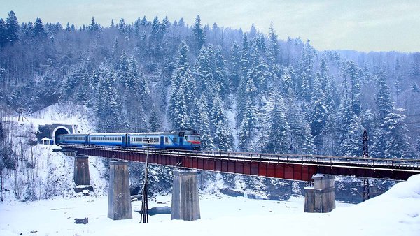 Флагманський поїзд “Гуцульщина” відтепер курсує до Рахова Флагманський поїзд “Гуцульщина” відтепер курсує до Рахова