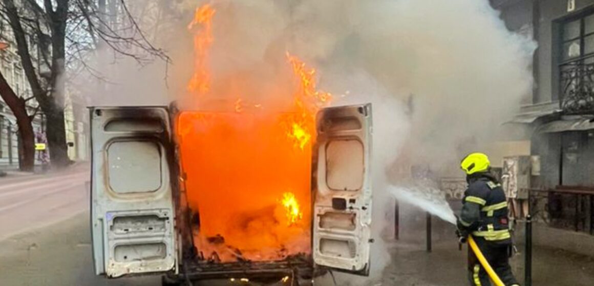 В Івано-Франківську посеред вулиці загорівся мікроавтобус (ФОТО)