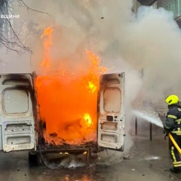 В Івано-Франківську посеред вулиці загорівся мікроавтобус (ФОТО)
