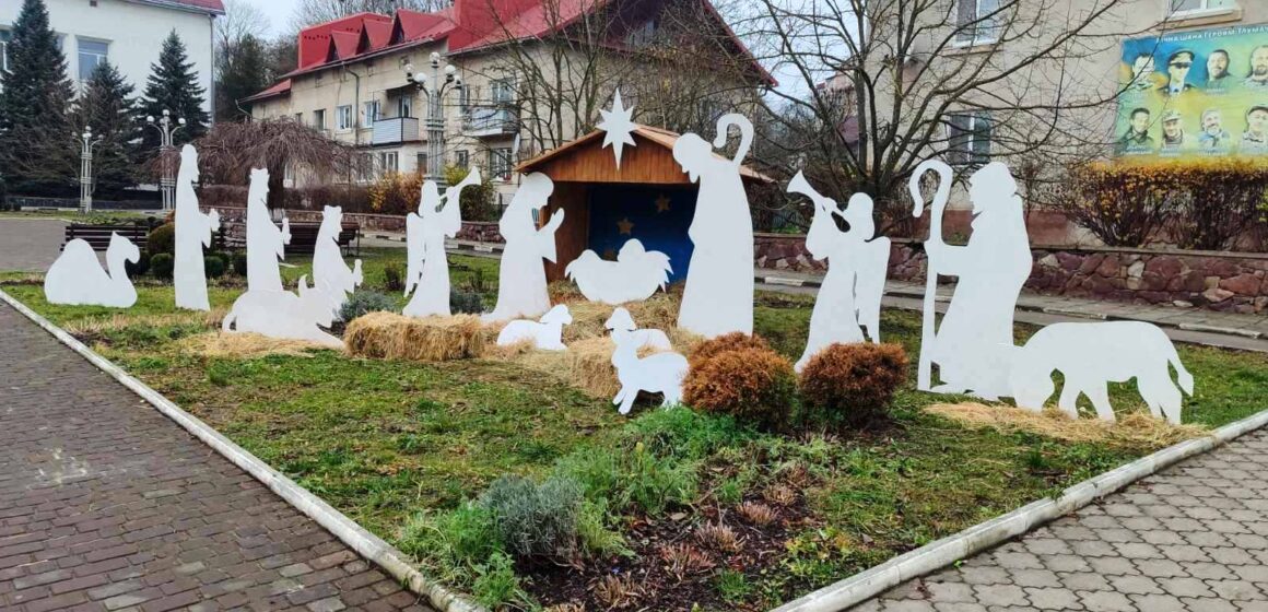 Вихованці та наставники Тлумацького БДЮТ створили у місті святкову різдвяну атмосферу (ФОТО)