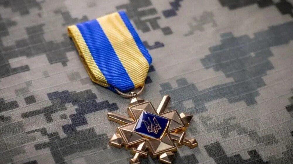 Уряд затвердив щомісячну виплату для Захисників та Захисниць, нагороджених «Хрестом бойових заслуг»