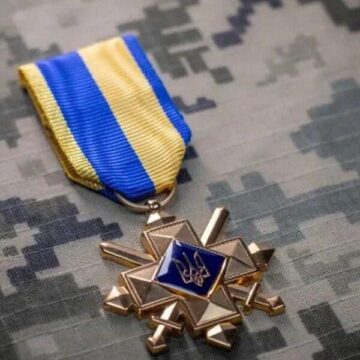 Уряд затвердив щомісячну виплату для Захисників та Захисниць, нагороджених «Хрестом бойових заслуг»