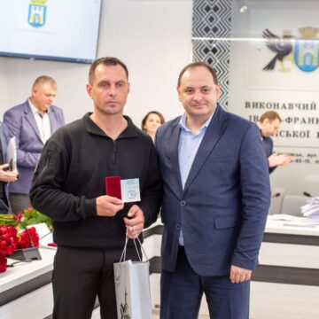 Понад три роки провів у полоні: оборонцю Маріуполя Миколі Смирнову вручили відзнаку “За честь і звитягу”