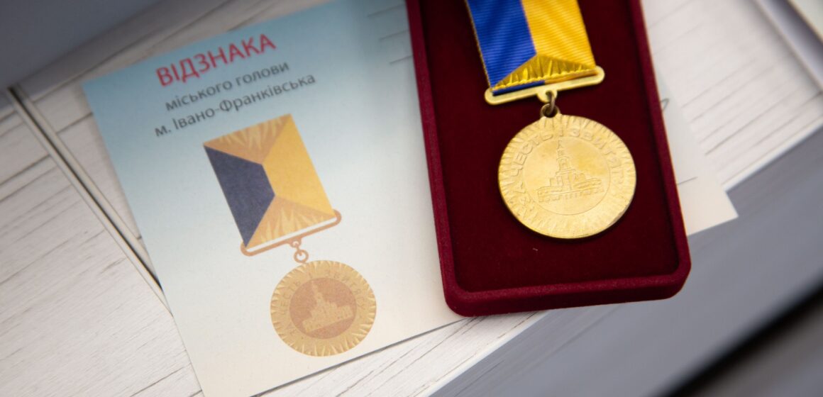 В Івано-Франківську вручили захисникам відзнаки “За честь і звитягу” В Івано-Франківську вручили захисникам відзнаки “За честь і звитягу”