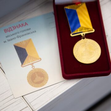 В Івано-Франківську вручили захисникам відзнаки “За честь і звитягу”