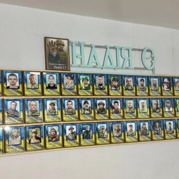 В Бурштині відкрили “Галерею надії” на честь зниклих безвісти захисників