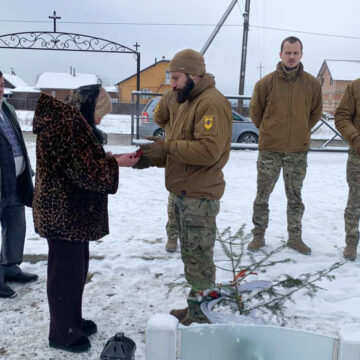 У Старому Лисці «азовці» вручили орден «За мужність» рідним загиблого побратима