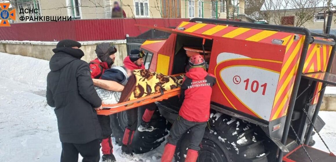 Через негоду на Прикарпатті відрізаними залишаються сім населених пунктів, надзвичайники транспортували трьох хворих