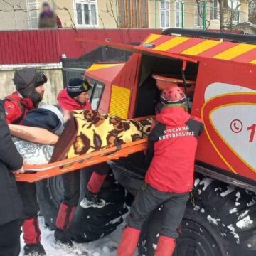 Через негоду на Прикарпатті відрізаними залишаються сім населених пунктів, надзвичайники транспортували трьох хворих