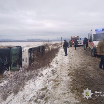 На Рожнятівщині перекинувся автобус: загинув чоловік