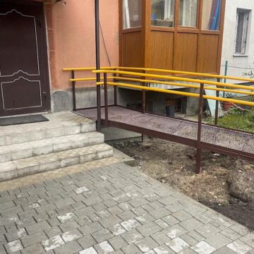 В Івано-Франківську, попри протест мешканців будинку, встановили пандус для дитини з інвалідністю