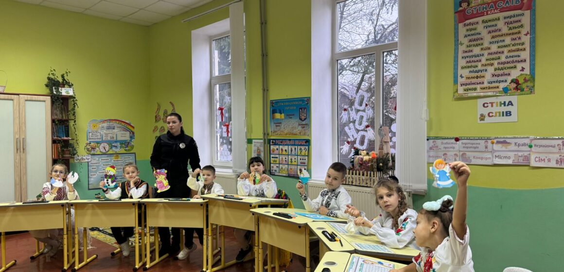 “Різдвяні вікна” у Снятинському ліцеї сяють дитячими малюнками, нагадуючи про наближення світлих свят та віри у дива