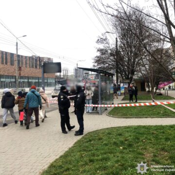 В одному із спальних районів Івано-Франківська жінка з ножем напала на перехожих