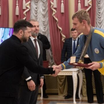 Володимир Зеленський відзначив державними нагородами двох спортсменів з Прикарпаття Володимир Зеленський відзначив державними нагородами двох спортсменів з Прикарпаття