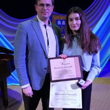 Любов сильніша за біль: у Калуші вшанували Василину Перегуду, яка втілила мрію загиблого чоловіка-Героя