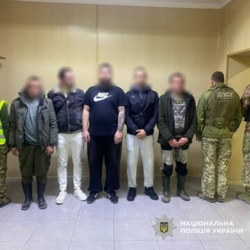 Поліцейські Прикарпаття викрили двох чоловіків, які організували канал незаконного переправлення військовозобов’язаних через державний кордон