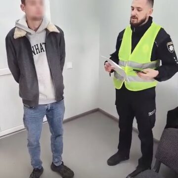 На Львівщині поліцейські повідомили про підозру зловмисникам, які нанесли тілесні ушкодження чотирьом артистами одного з прикарпатських народних ансамблів, які поверталися з гастрольного туру