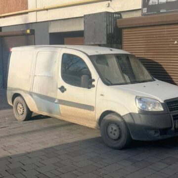 В Івано-Франківську патрульні евакуювали автомобіль, який заблокував вхід до приміщення