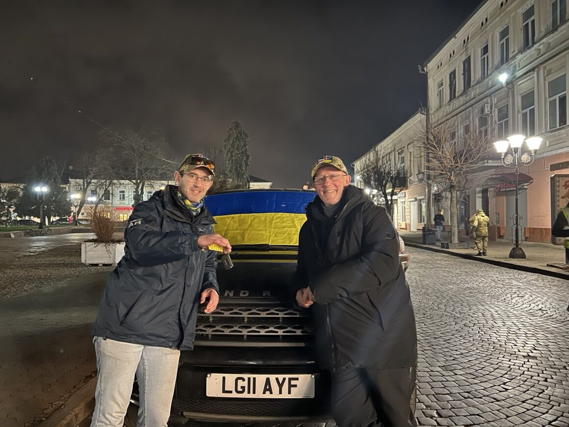 Авто на фронті – не розкіш, а «розхідники»: до Коломиї прибув 14-й конвой «джипів для миру»