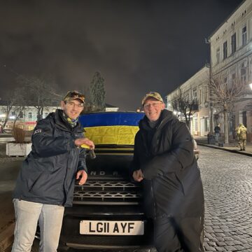 Авто на фронті – не розкіш, а «розхідники»: до Коломиї прибув 14-й конвой «джипів для миру»